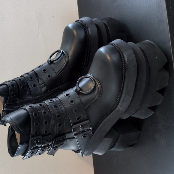 Never Sell Out Platform Boots - Picture 10 of 11